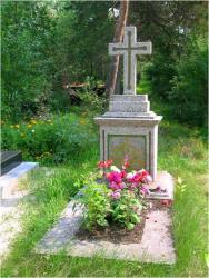 В саду около церкви – его могила